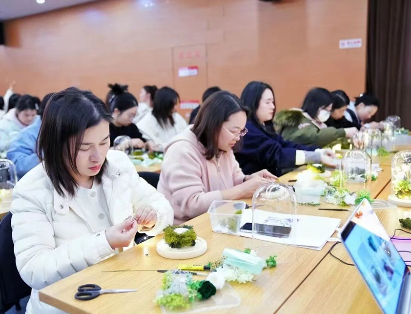 芳華灼灼三月天 情意綿綿暖心扉丨中非經貿港舉辦“三八”婦女節(jié)手作沙龍活動